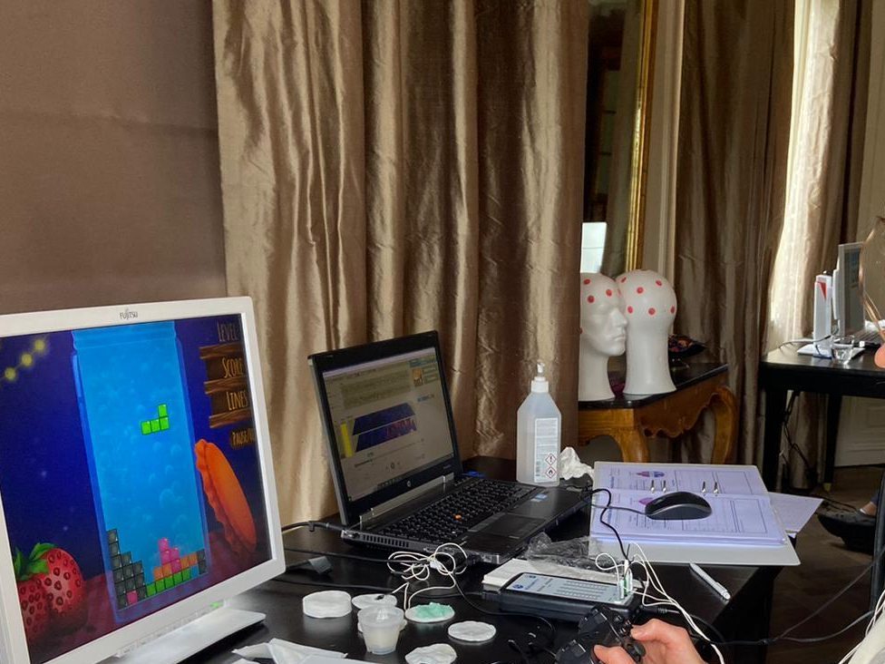 Psykologi med meras psykolog Sofia Djerf provar ett NFT-protokoll